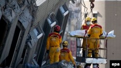 Spasilačke ekipe pretražuju ruševine u nadi da će naći preživjele, 8. februar 2016.