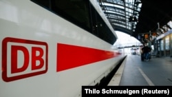 Logo Deutsche Bahna na vozu na glavnom željezničkom kolodvoru u Kölnu, tokom nacionalnog štrajka željezničara, 23. augusta 2021.