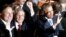 Raul Castro (në mes) dhe Barack Obama (djathtas)
