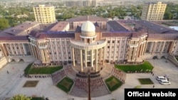 Здание Дангаринского государственного университета в поселке, который является малой родиной президента Таджикистана Эмомали Рахмона.