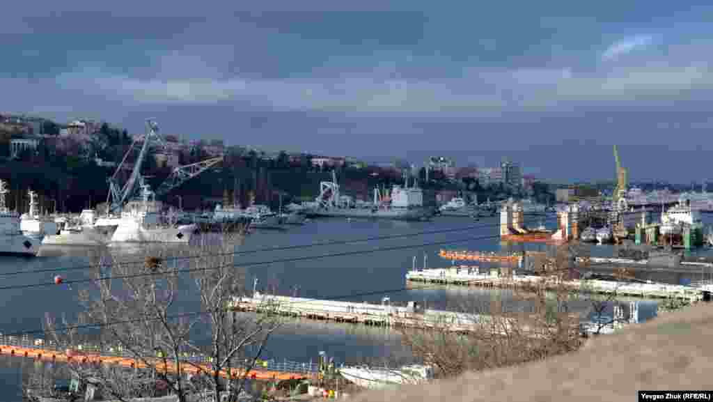 Вид на Южную бухту с улицы Героев Севастополя