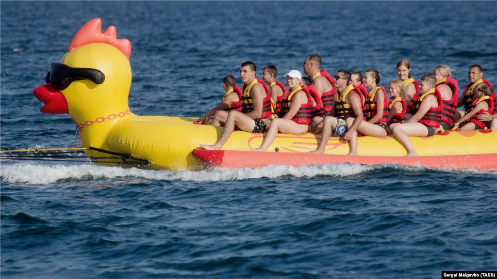Любители менее опасного вида отдыха решили покататься на надувной курице в Черном море