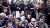 Около 10 человек сели на асфальт на углу Триумфальной площади и Тверской улицы.