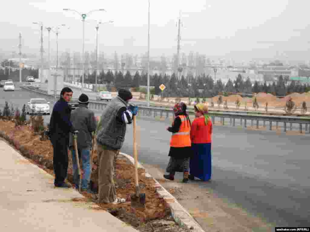 Kommunal hojalyk edarasynyň işgärleri dynç günlerine we sowuk howa şertlerine garamazdan hem işe çykýarlar. Aşgabat