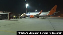Один із лізингових літаків Kam Air, власниками яких є авіакомпанії з України, повернувся на київське летовище «Бориспіль» із черговою групою евакуйованих 23 серпня. На такому ж літаку на тиждень раніше прилетіла і Вероніка Борисова