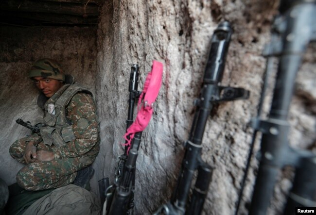 Një ushtar etnik armen bën pak pushim teksa luftimet kundër forcave të Azerbajxhanit vazhduan më 20 tetor në rajonin e shkëputur të Nagorno Karabakut. (Reuters)