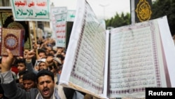Люди на демонстрації проти осквернення Корану в Данії, 24 липня 2023 року 