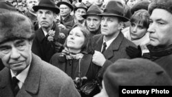 14 апреля 1992 года. Бывшие путчисты Дмитрий Язов, Олег Шенин, Владимир Крючков и Олег Бакланов в окружении своих сторонников накануне суда. Фото Д.Борко