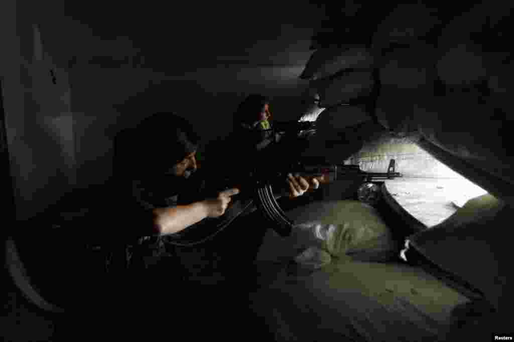 Women Kurdish fighters from the Popular Protection Units (YPG) take positions to guard the area in Aleppo&#39;s Sheikh Maqsoud neighborhood. (Reuters/Nour Kelze)