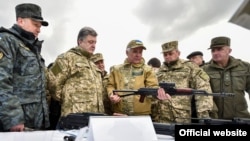 Ілюстраційне фото. Президент Порошенко оглядає новітні зразки української зброї у навчальному центрі Національної гвардії України. Нові Петрівці, квітень 2015 року