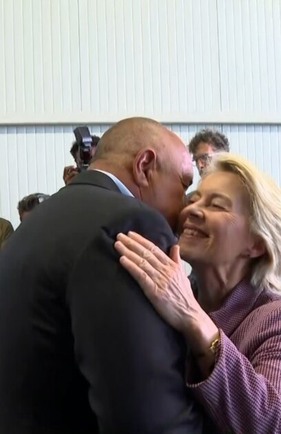 Самолет с председателя на ЕК на борда има проблем при