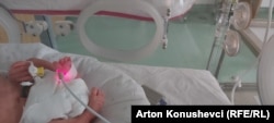 Foshnjë e lindur para kohe duke u mbajtur në kujdes intensiv në Klinikën e Neonatologjisë.