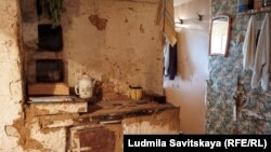 Печка в типичном деревенском доме в Псковской области России