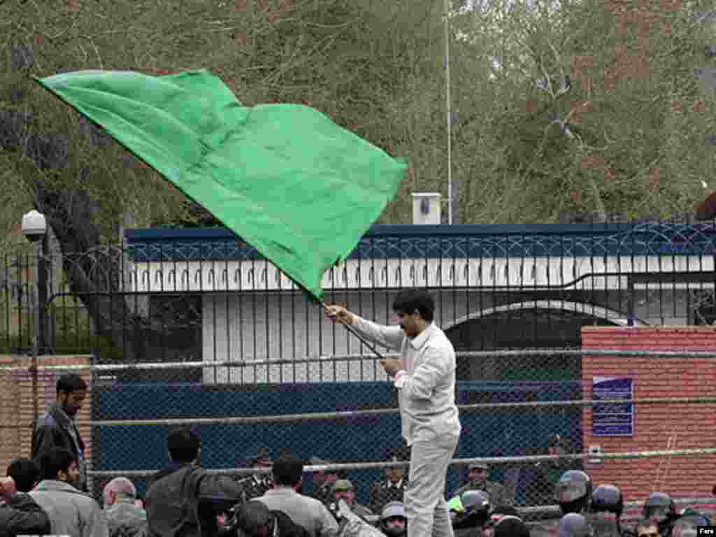 Iran,Hundreds of Iranian students crowded outside the British Embassy in Tehran, 04/01/2007