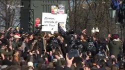 Стотици приведени на протестите во Русија