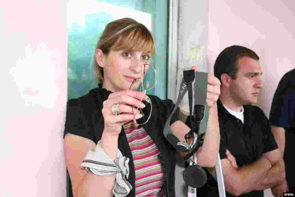 აქციის მონაწილის, ნესტან ინასარიძის თქმით, აქცია რამდენიმე ასეულმა პოლიციელმა დაარბია