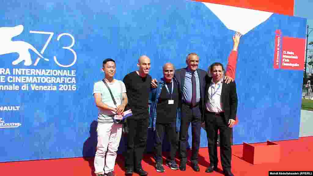 محسن مخملباف و امیر نادری به همراه مدیر جشنواره فیلم ونیز آلبرتو باربرا بر روی فرش قرمز &nbsp;