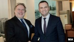 Грчкиот министер Јоргос Катругалос и вицепремиерот Бујар Османи.