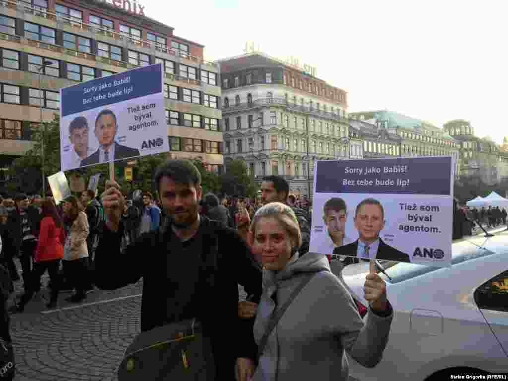 Doi &bdquo;protestatari cu o pancartă pe care scrie &bdquo;Eram și eu odată agent&rdquo; - &bdquo;James Bond&rdquo; (actorul Daniel Craig) și Andrej Babis.