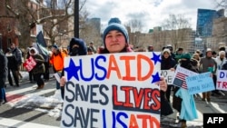 Suspendarea USAID este deplânsă nu doar de beneficiari, dar și criticii americani ai lui Trump, ca în acest protest de la Boston, din 17 februarie.