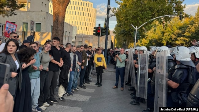 Protestues para Kryeministrisë në Tiranë gjatë vizitës së presidentes së Komisionit Evropian, Ursula von der Leyen, më 30 shtator 2026.