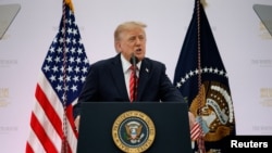 Presidenti amerikan, Donald Trump, u përgjigjet pyetjeve të gazetarëve pas mbërritjes në bazën ajrore Joint Base Andrews, në Merilend, më 10 tetor 2026.