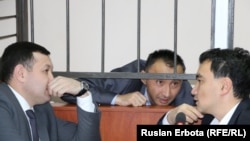 Активист Болатбек Блялов (в центре) в суде со своими адвокатами. Астана, 13 января 2016 года.