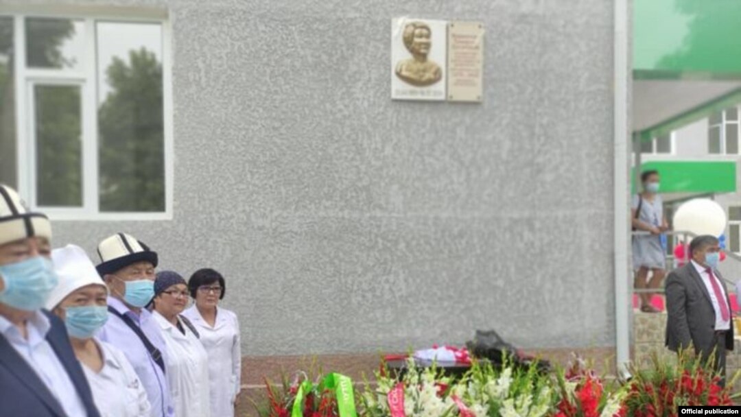 Темиркан Жарматованын элесине арналган мемориалык тактай. Ош. 16-июль, 2021-жыл.