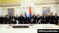 Armenia - Gazprom Chairman Alexei Miller (L) and the chief executive of Armenia's gas distribution network, Vartan Harutiunian, sign an agreement on a 9 percent decrease in the Russian gas price for Armenia, Yerevan, 7Apr2016.