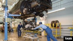 Санкт-Петербург. Сборка автомобиля Opel Antara на конвейере завода "Арсенал" компании General Motors
