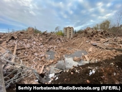 Вирва на місці зруйнованої півторатонною авіабомбою історичної будівлі «Дім Смірнова» у центрі Слов'янська