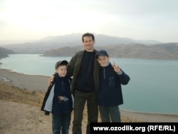 Экс-сотрудник узбекских спецслужб Адылбек Юлдашев с сыновьями.
