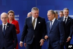 Premierul polonez Donald Tusk (dreapta) discută cu omologul său slovac, Robert Fico, la Bruxelles, pe 17 octombrie.