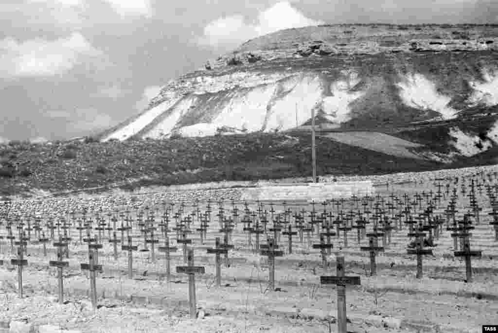 (A German military cemetery near Sevastopol in 1944)