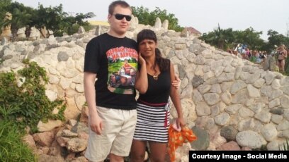 Байланған аталық бездер порнографияны теріс пайдаланады Отбасылық нудист жағажайындағы секс