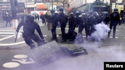 Policia përleshet me protestuesit në Paris, më 20 mars 2023.