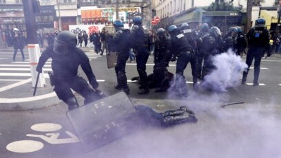Протестите срещу пенсионната реформа на френския президент Еманюел Макрон ескалираха