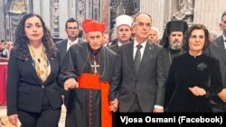 Presidentja Vjosa Osmani dhe presidenti Bajram Begaj gjatë homazheve në Vatikan. 