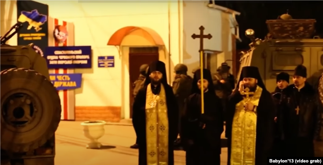 Священики біля оточеної бази Прикордонної служби України. Балаклава, 1 березня 2014 року