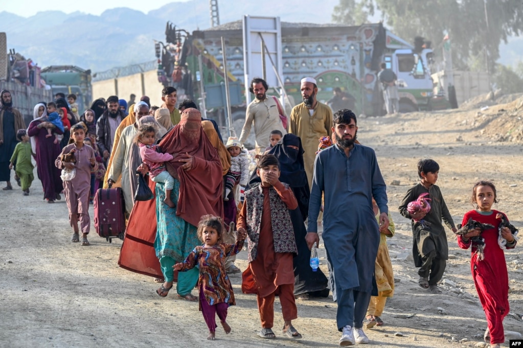 Refugjatët afganë në Pakistan duke ecur drejt kufirit Pakistan-Afganistan në Torkham më 3 nëntor.