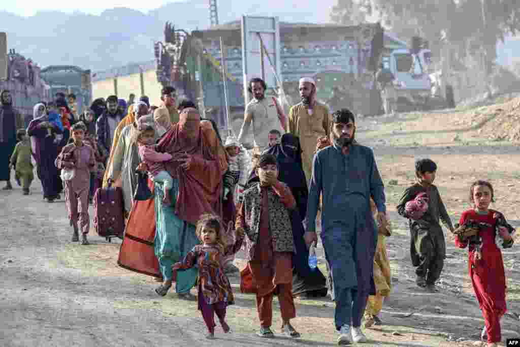 Afghan refugees in Pakistan walk toward the Pakistan-Afghanistan border in Torkham on November 3.