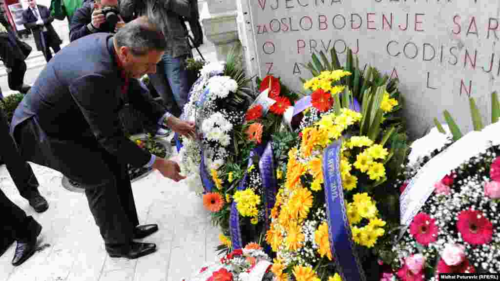 Polaganje cvijeća na Spomen obilježje Vječna vatra, 06. april 2012. Foto: RSE / Midhat Poturović 