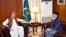 گلبدین حکمتیار رهبر حزب اسلامی افغانستان حین دیدار با شاه محمود قریشی وزیر خارجه پاکستان در اسلام آباد.