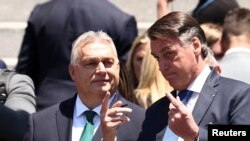 Fostul președinte brazilian Jair Bolsonaro și premierul ungur Viktor Orban, la inaugurarea președintelui argentinian Javier Milei, la Buenos Aires, în decembrie 2023.