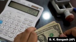 На 5 грудня офіційна вартість долара встановлена на рівні 23 гривень 93 копійок