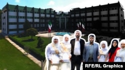 ფოტოკოლაჟი - ყუმში მდებარე ალ მუსტაფას უნივერსიტეტის ცენტრალური შენობის ფონზე ამ უნივერსიტეტის ქართული წარმომადგენლობის კურსდამთავრებულები მათ პედაგოგთან და ადგილობრივ რექტორთან ერთად