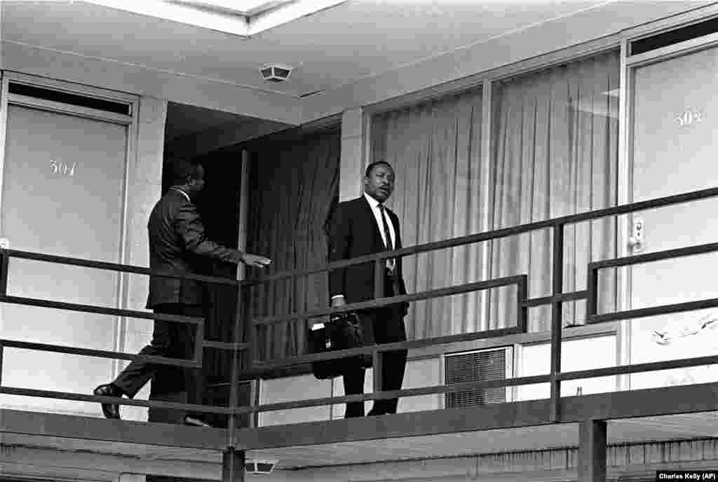 Një ditë më vonë, më 4 prill 1968, Martin Luther King Jr., është vrarë në ballkonin e një hoteli të Tenesi. Në fotografi: King (djathtas) në ballkon në Motelit Lorraine në Memfis. 3 prill 1968.