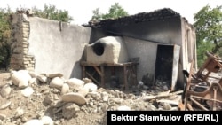 Разрушенный в результате конфликта дом в приграничном селе Баткенской области. Май 2021 года. 