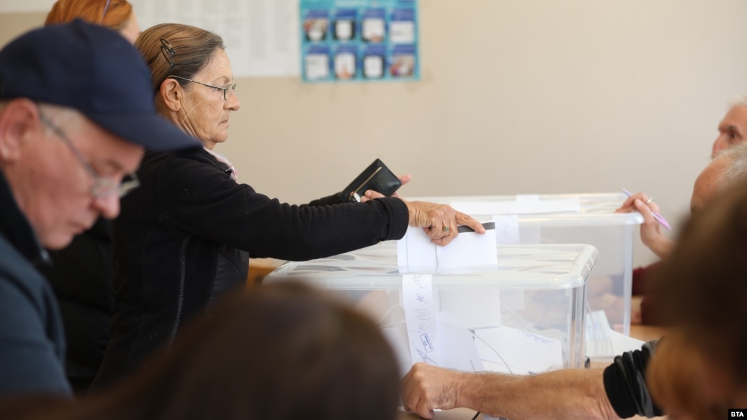 Oamenii votează la alegerile parlamentare din 27 octombrie.