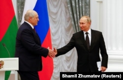 Олександр Лукашенко (ліворуч) і президент Росії Володимир Путін під час зустрічі в Москві, 9 вересня 2021 року